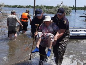 Допомагають рятувальники